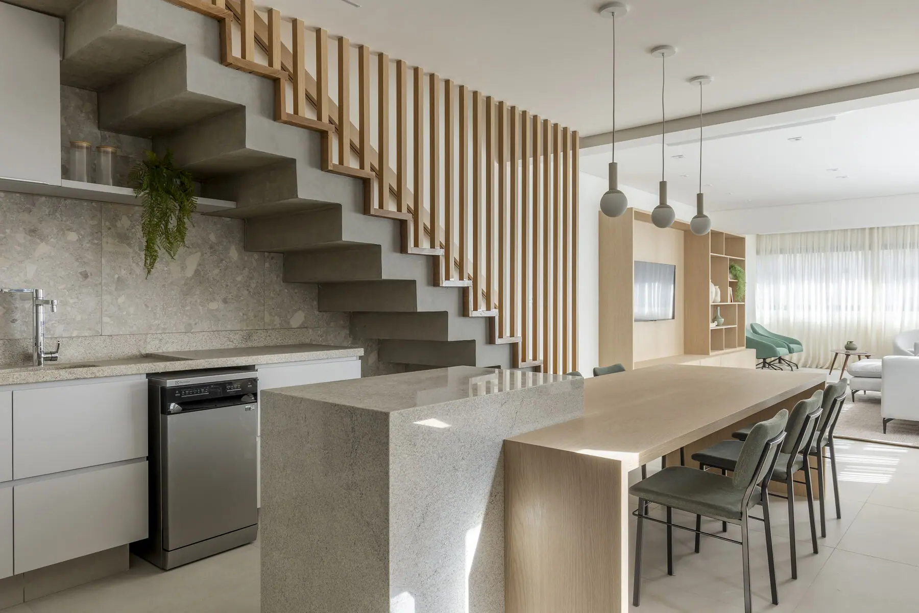 Living, cozinha e escada do duplex de 154 m² no Unique Luxury, Jardins, São Paulo